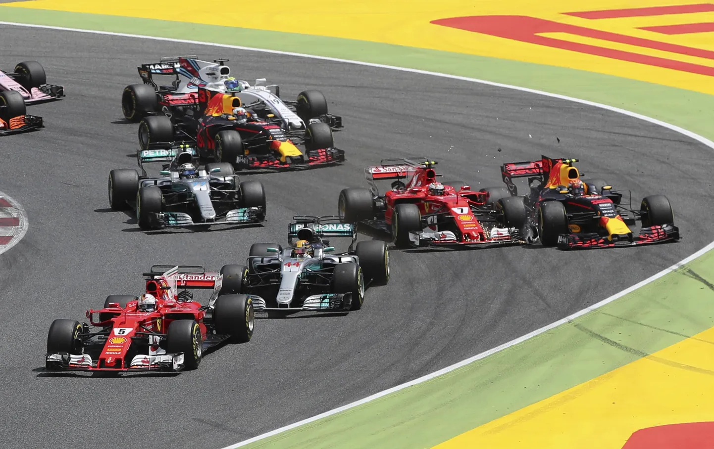 Kimi Räikköneni ja Max Verstappeni võistlus Hispaania Grand Prix'l lõppes avakurvis.