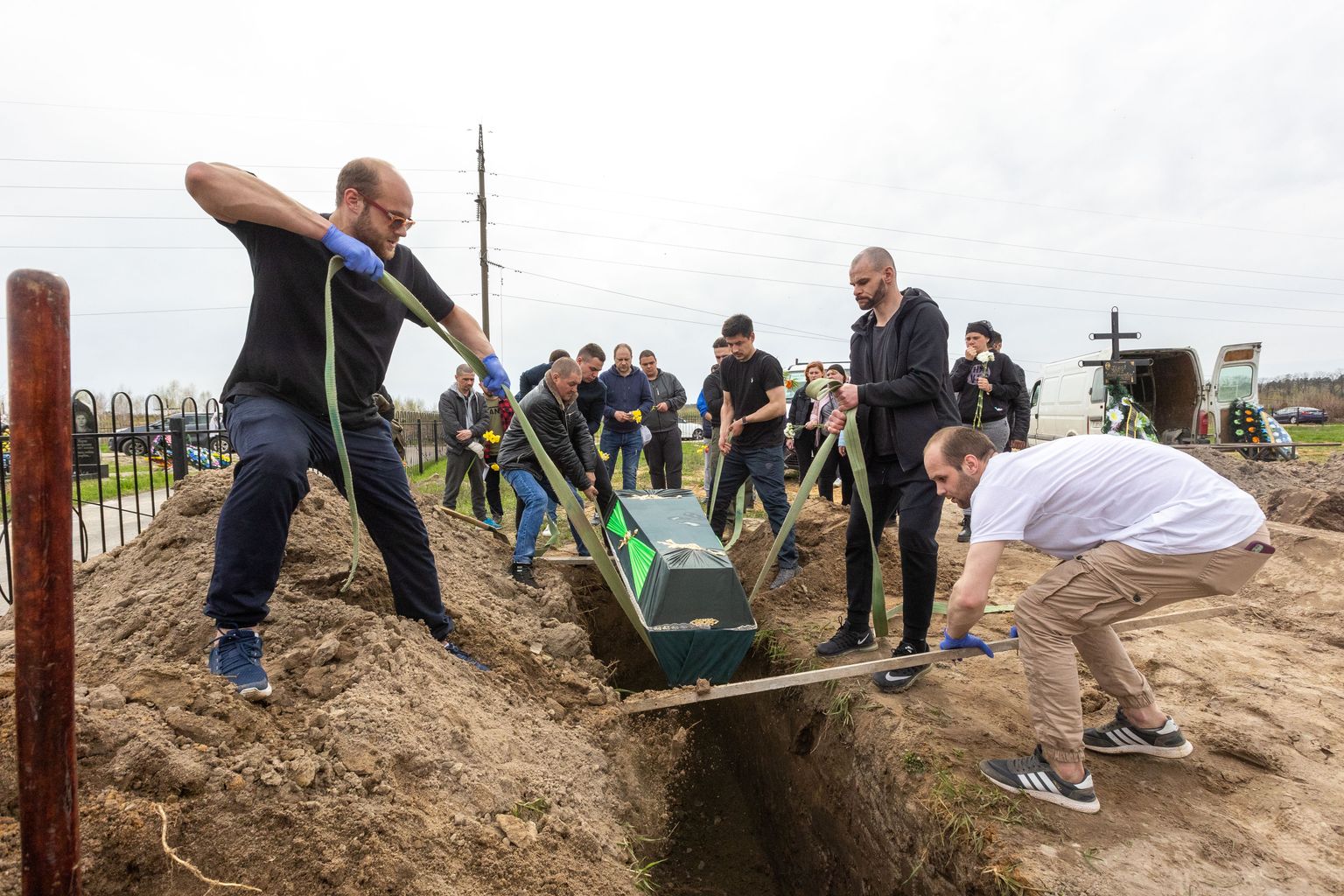Hauakaevajatel, kelleks on kohalikud vabatahtlikud, jagub viimasel paaril nädalal Butšas tööd hommikust õhtuni.