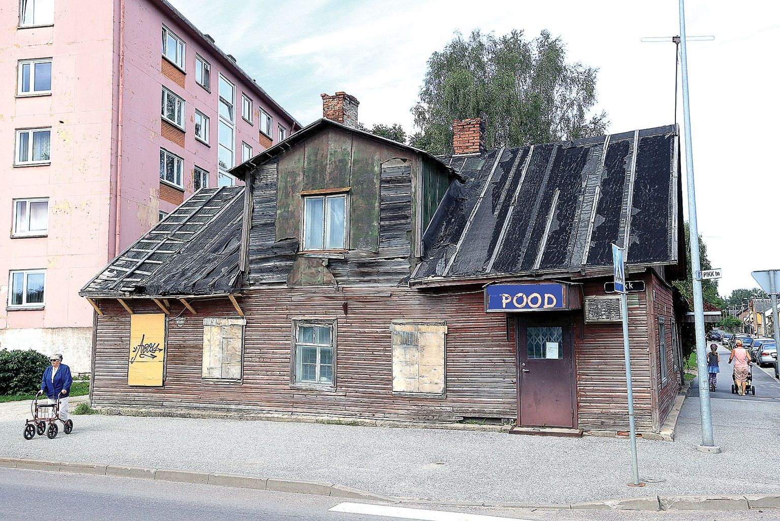 Endine poehoone kõduneb, omanikul pole tahtmist lammutamisele kulutada, linnal pole alust lammutamist nõuda.