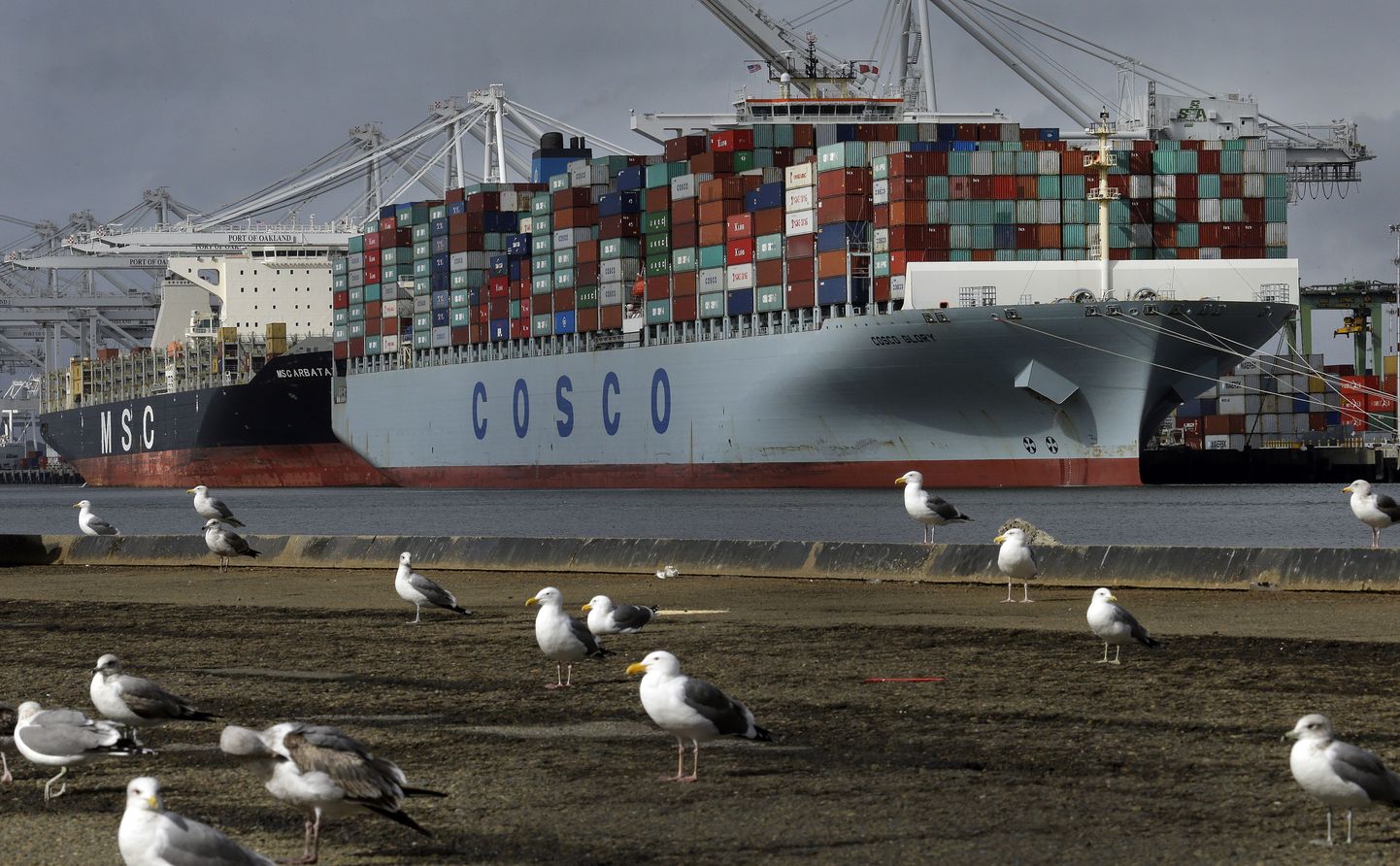 Hiina konteineralus Cosco Glory ootab lossimist ootab lossimist Oaklandi sadamas USAs. USA suurim kaubandusdefitsiit on Hiinaga.
