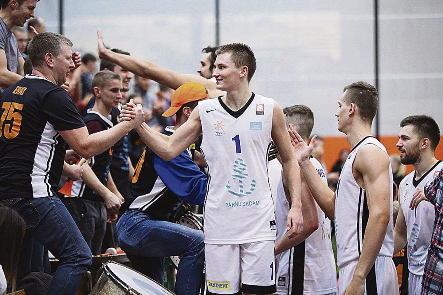 Pärast võitu tänasid Pärnu korvpalliklubi mängijad fänne ja fännid korvpallureid esimese võidetud medali eest.