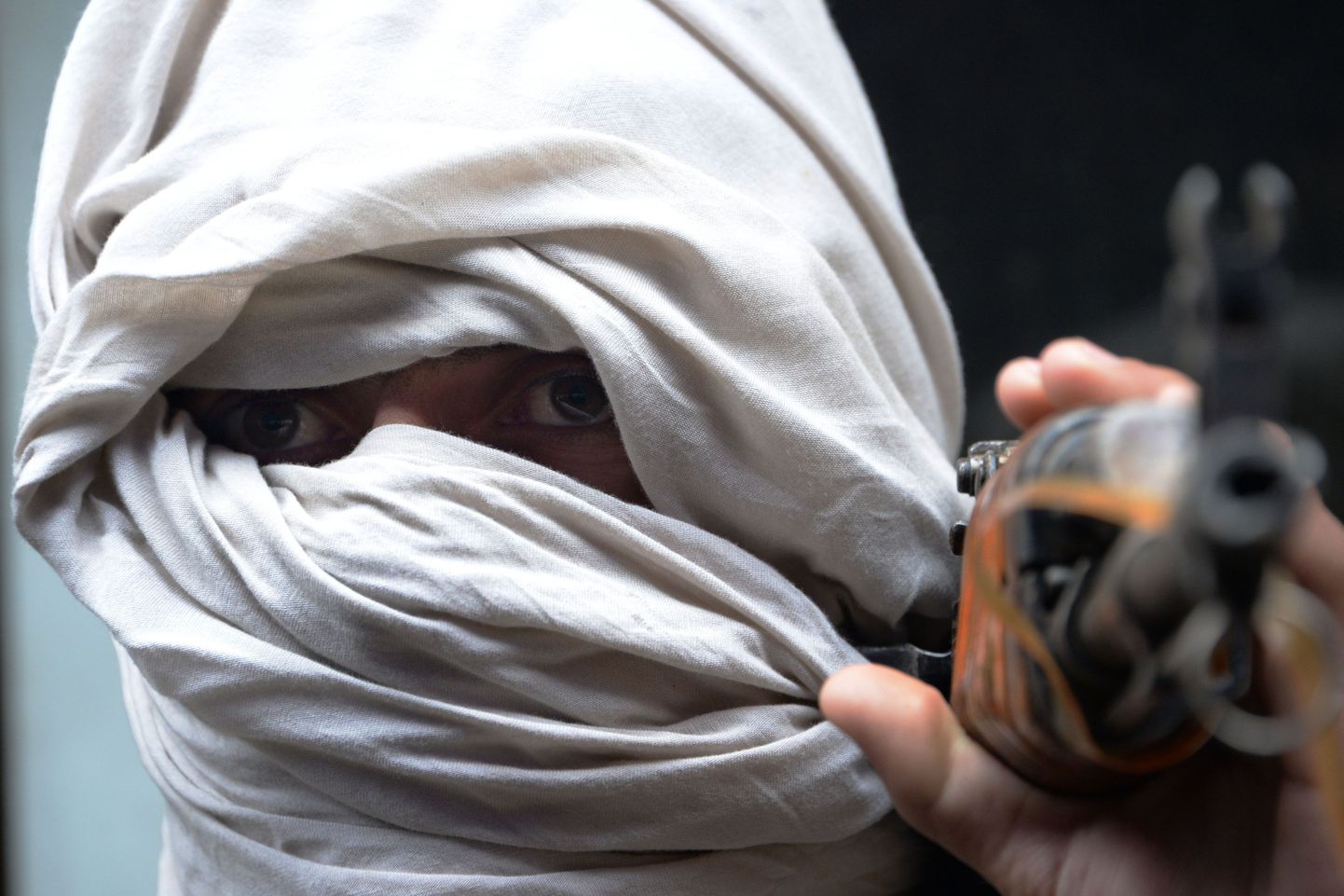 Endine Talibani võitleja selle aasta algul ametliku programmi raames relvi loovutamas.