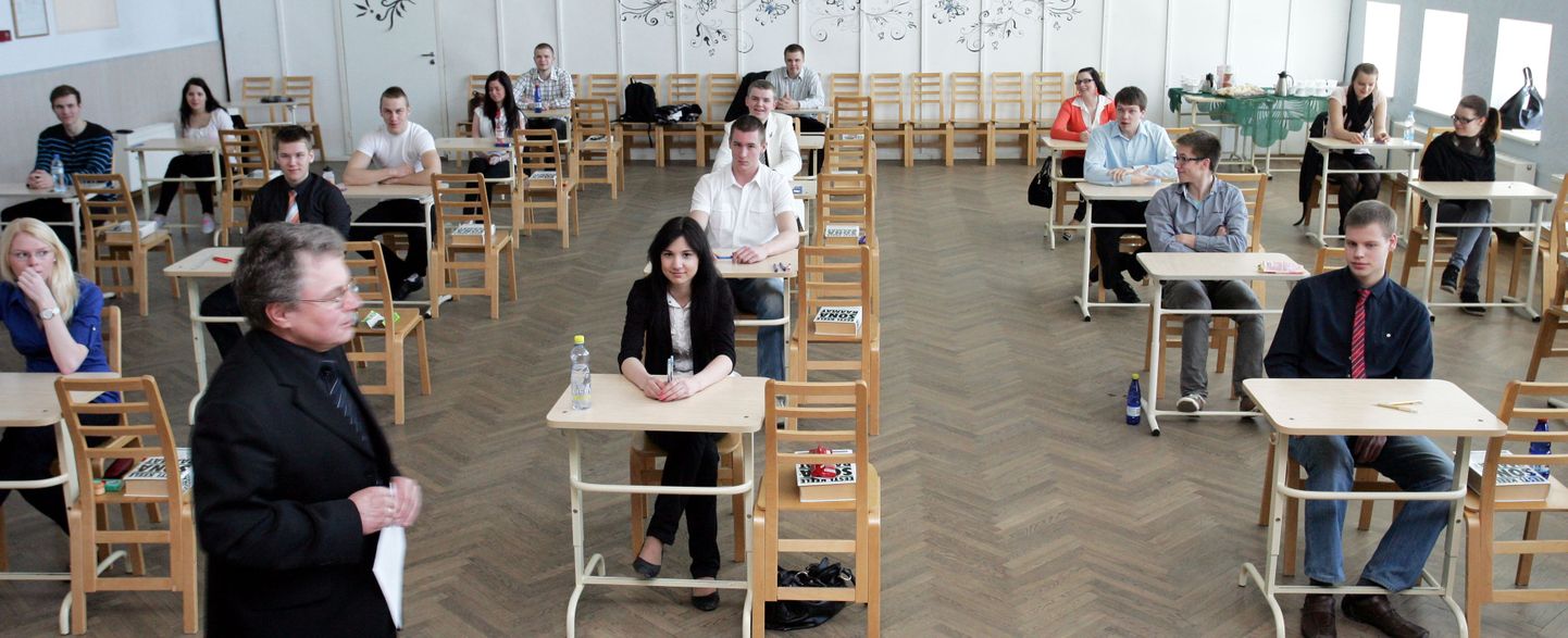 Tamsalu gümnaasiumi õpilased ootavad esimese riigieksamina sooritatava eesti keele eksami algust.