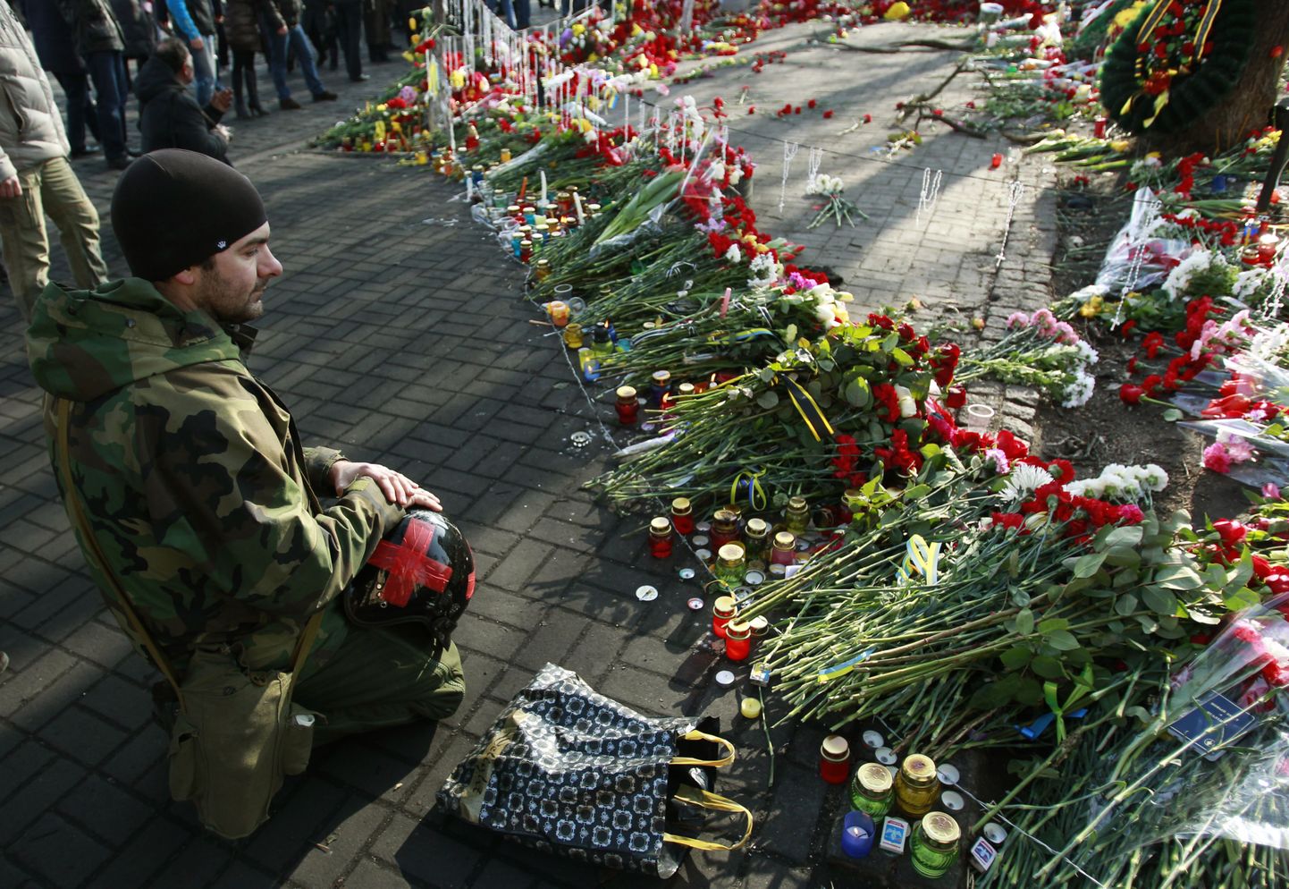 Surma saanud protestijate mälestuseks on Kiievi Iseseisvuse väljakule toodud palju lillesülemeid.