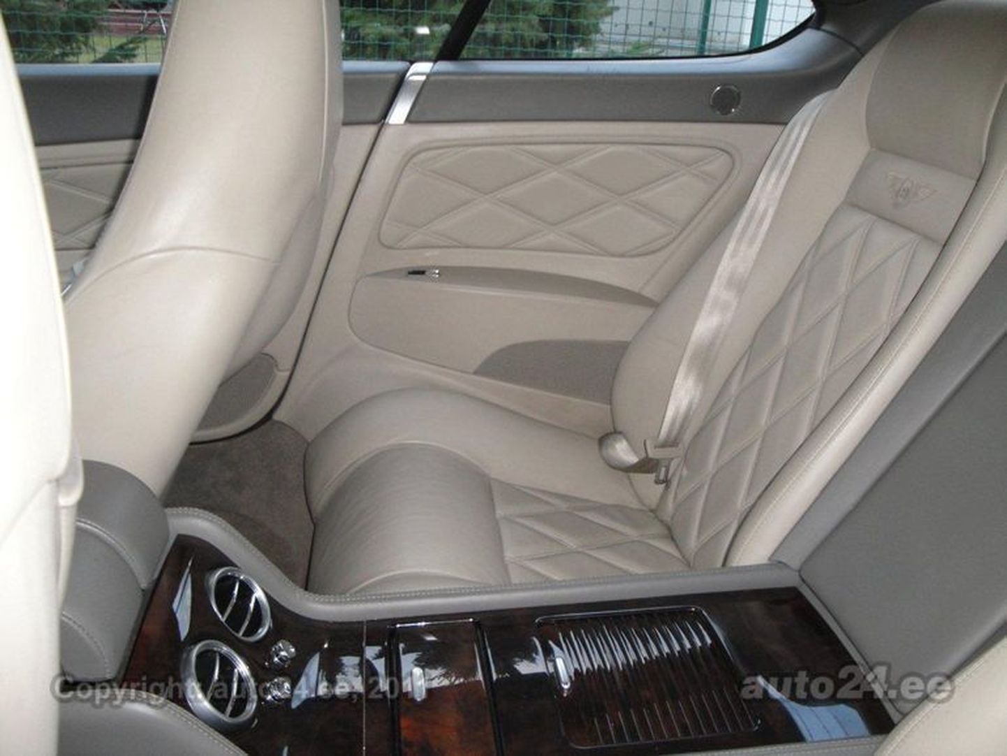 Sulesepp Kaur Kenderi abikaasa Anastasia Kender müüb oma luksuslikku hõbehalli Bentley Continental GT`d. Hind 70 000.- eurot