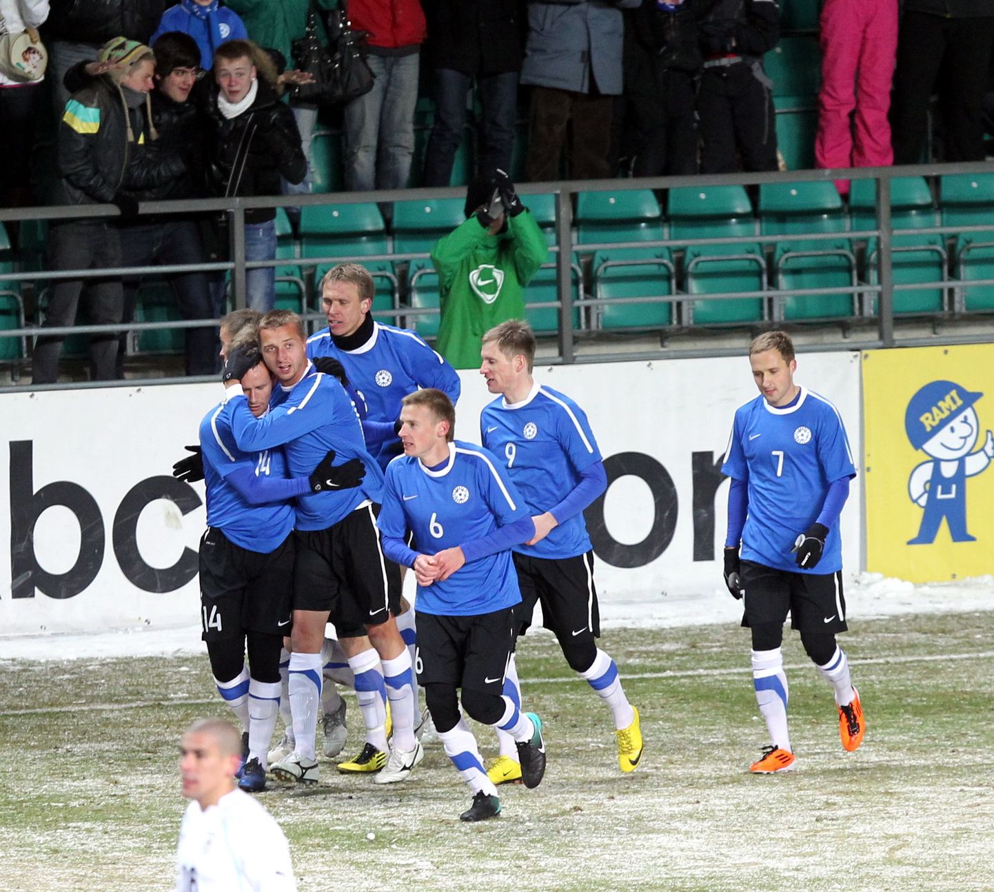 Eesti jalgpallikoondislased võitu Uruguay üle tähistamas.