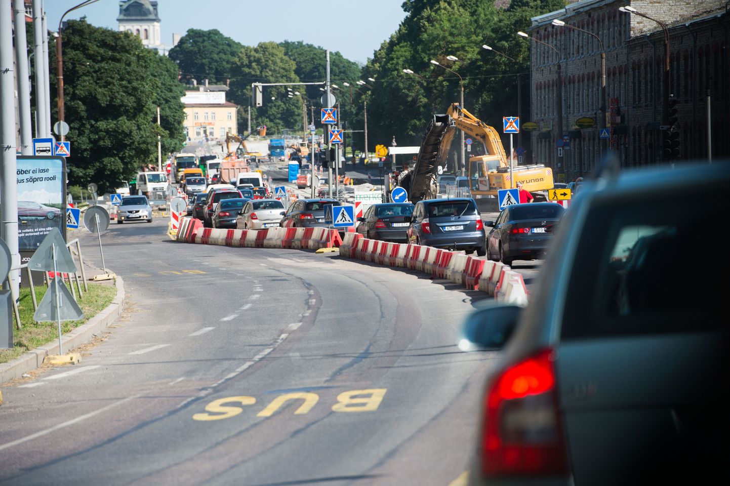 Pärnu maanteel on viaduktist kuni Liivalaia ristmikuni avatud kummaski suunas üks sõidurada.