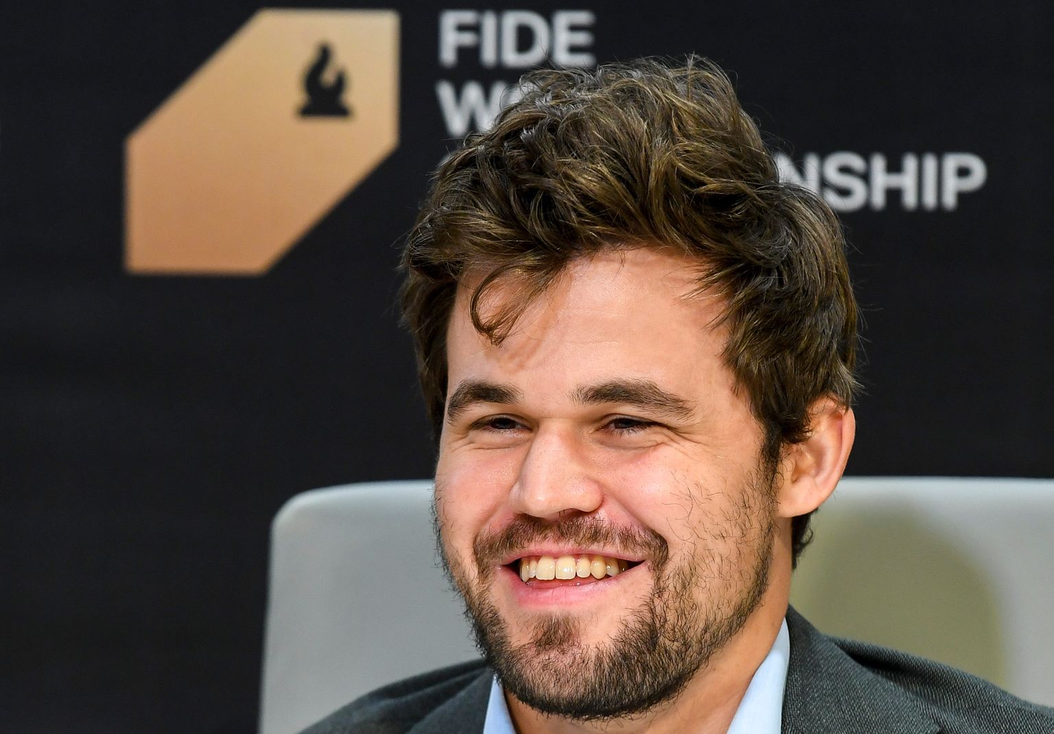 Maletaja Magnus Carlsen.