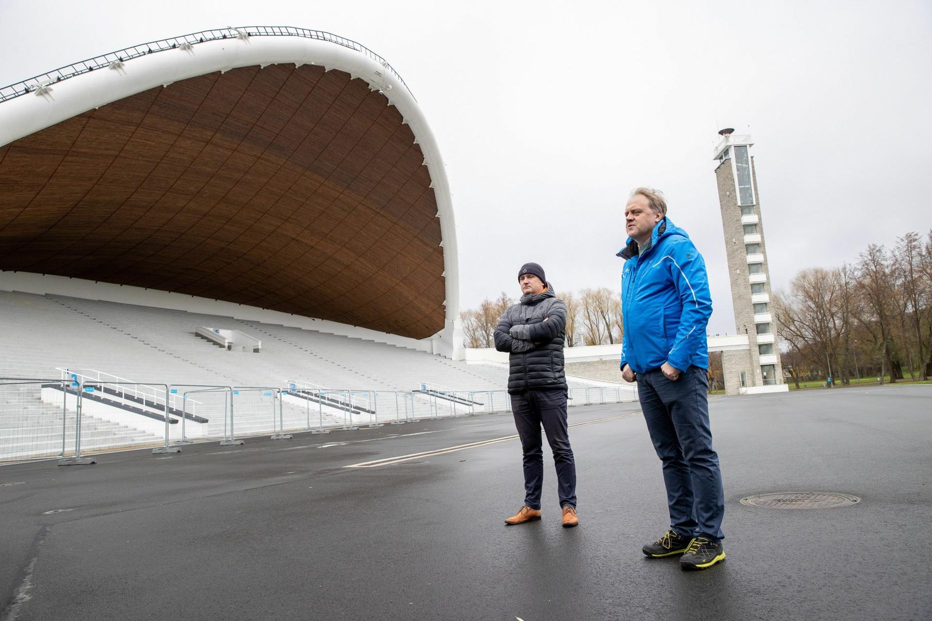 Vahur Leemets (paremal) ja Robert Peets Eesti Suusaliidu murdmaasuusatamise pressipäeval Tallinna lauluväljakul.