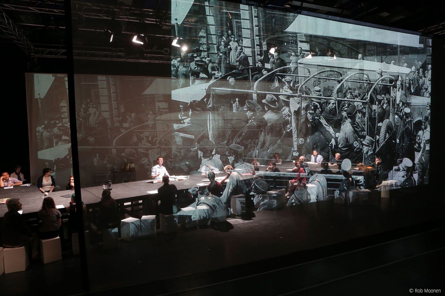 Hetk Hans-Werner Kroesingeri lavastusest «Komistuskivid»
