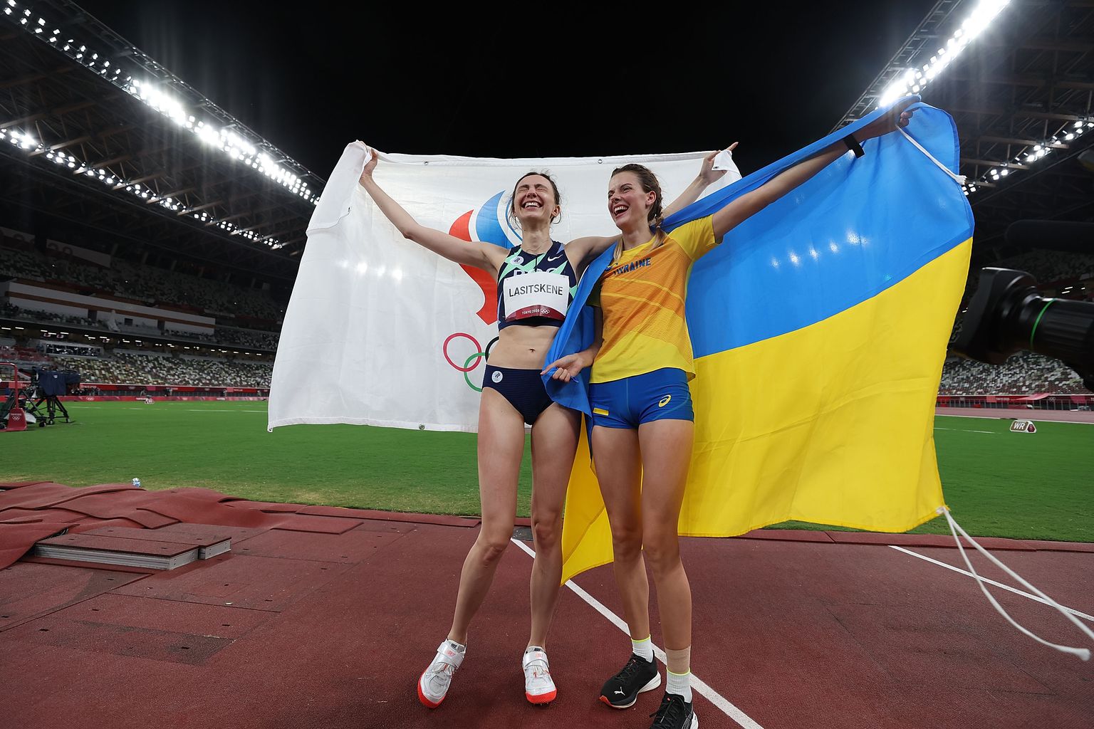 Украинская легкоатлетка Ярослава Могучих (справа) по возвращении из Японии прокомментировала фото с россиянкой Марией Ласицкене.