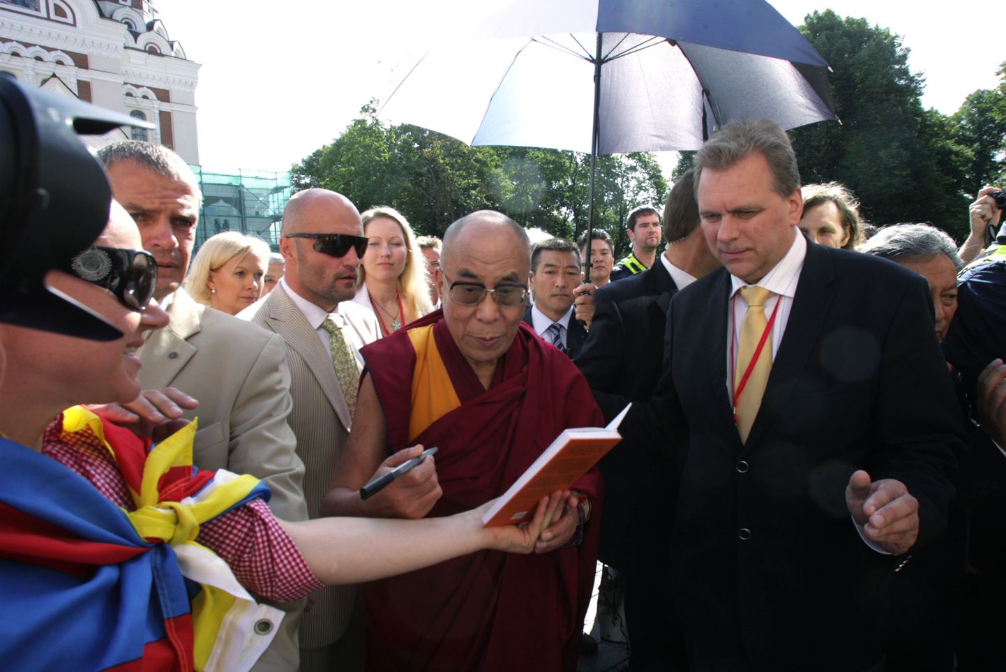 Dalai-laama ja Andres Herkel täna Tallinna kesklinnas.