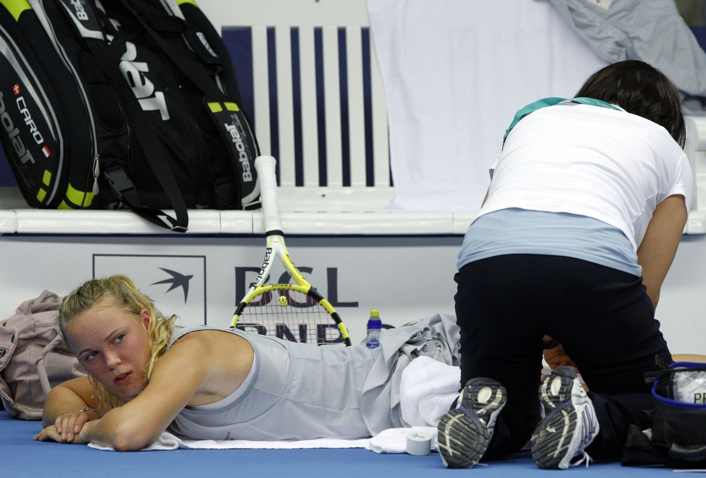 Arst masseerib Caroline Wozniacki valutavat reit.