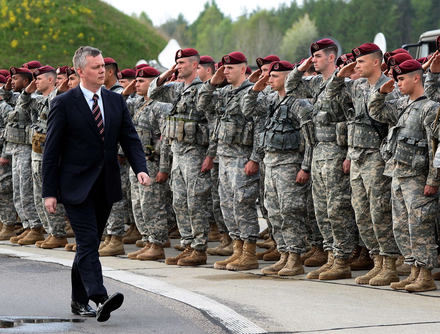 Poola kaitseminister Tomasz Siemoniak aprillis riiki saabunud USA vägedega.