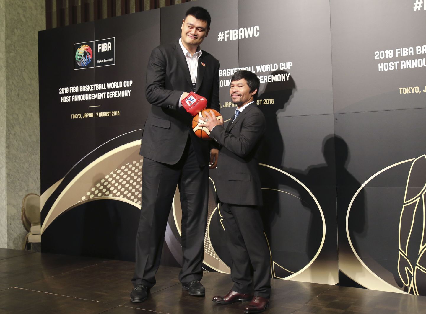 Manny Pacquiao (paremal) koos Hiina korvpallistaari Yao Mingiga.