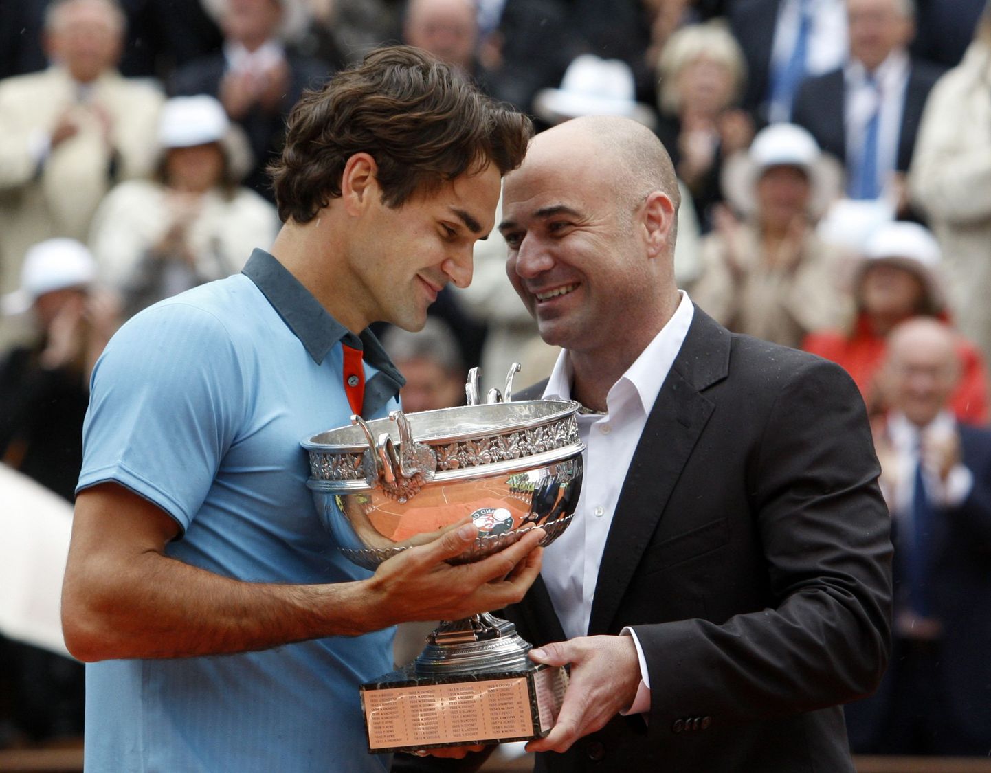 Andre Agassi (paremal) õnnitleb Roger Federeri 2009. aasta Prantsusmaa lahtiste tennisemeistrivõistluste võidu puhul.