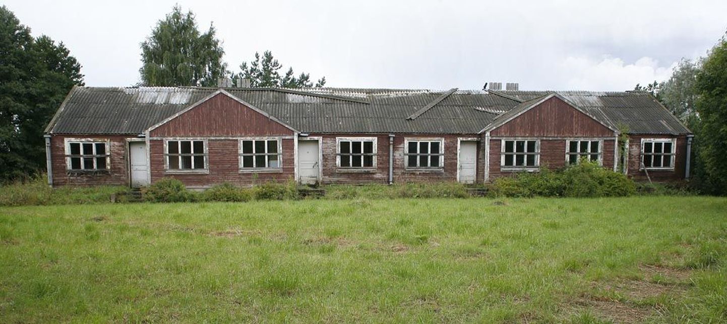 Enamik maju Jaagupi Vzmorje puhkebaasis jäi Eesti riigiomandist erakätesse müües maha armetute varemetena.