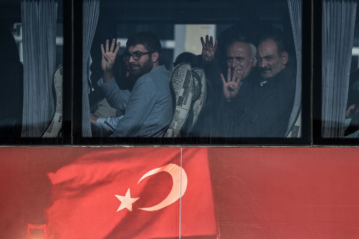 Eelmisel aastal Istanbuli sillal hukkunud inimeste lähedased täna Silivri vangla kohtuhoonesse saabumas.