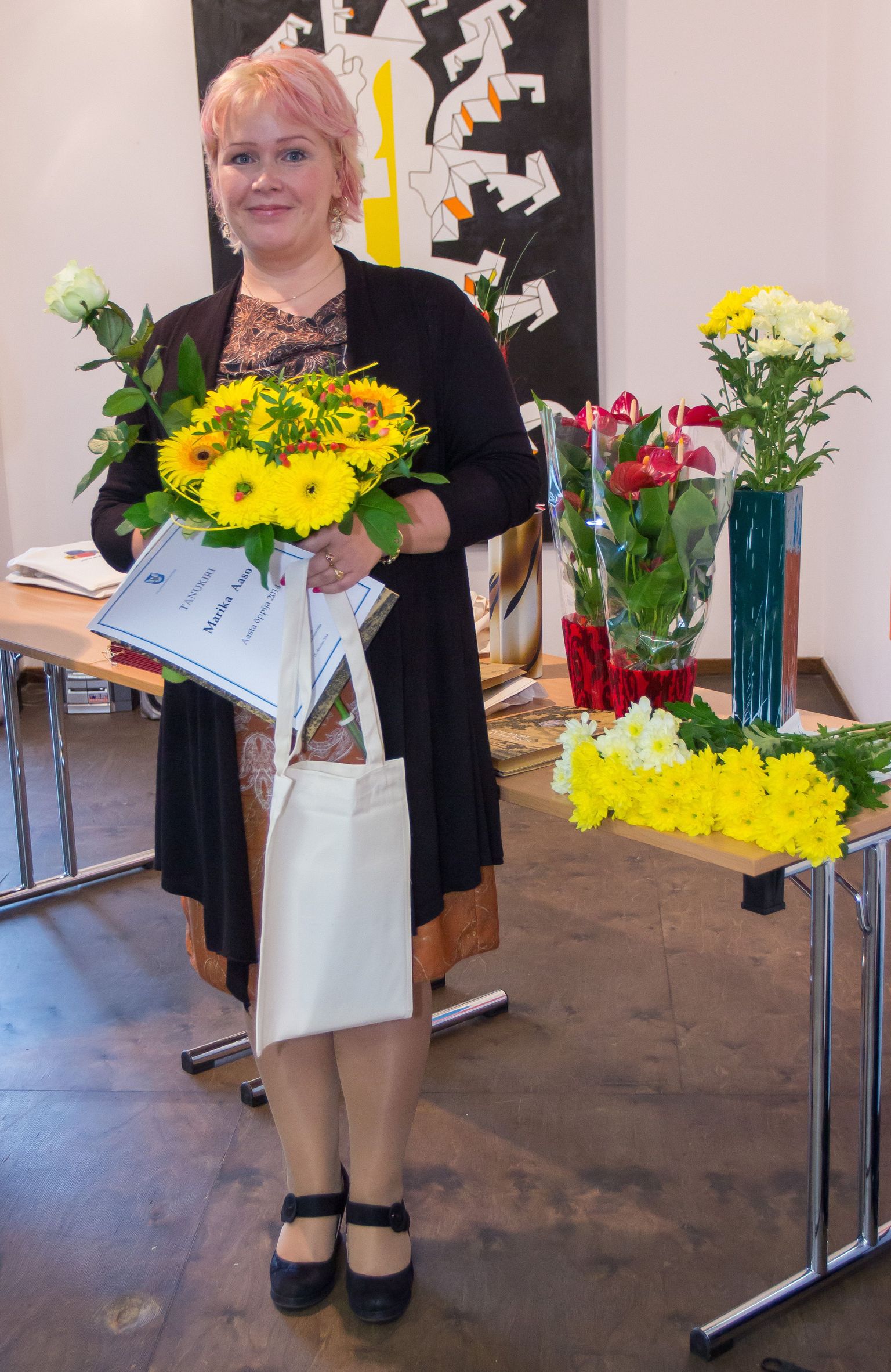 Viljandi linnaraamatukogu kolmanda korruse galeriis korraldatud Viljandimaa 17. täiskasvanud õppija nädala tänuüritusel tunnustati ühtlasi aasta koolitajat ning kuulutati välja maakonna koolitussõbralikem asutus ja omavalitsus.