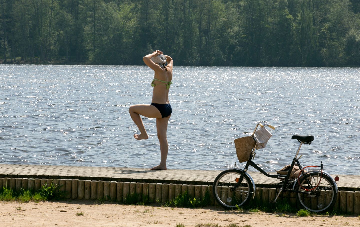 Päevitaja Viljandi järve ääres.