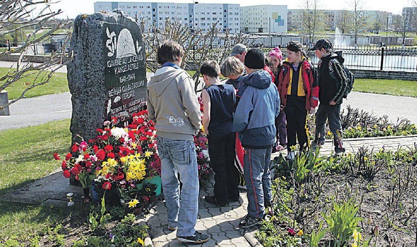 Вчера в Маарду к памятнику воинам, погибшим в годы Второй мировой войны, дети приходили целыми классами.