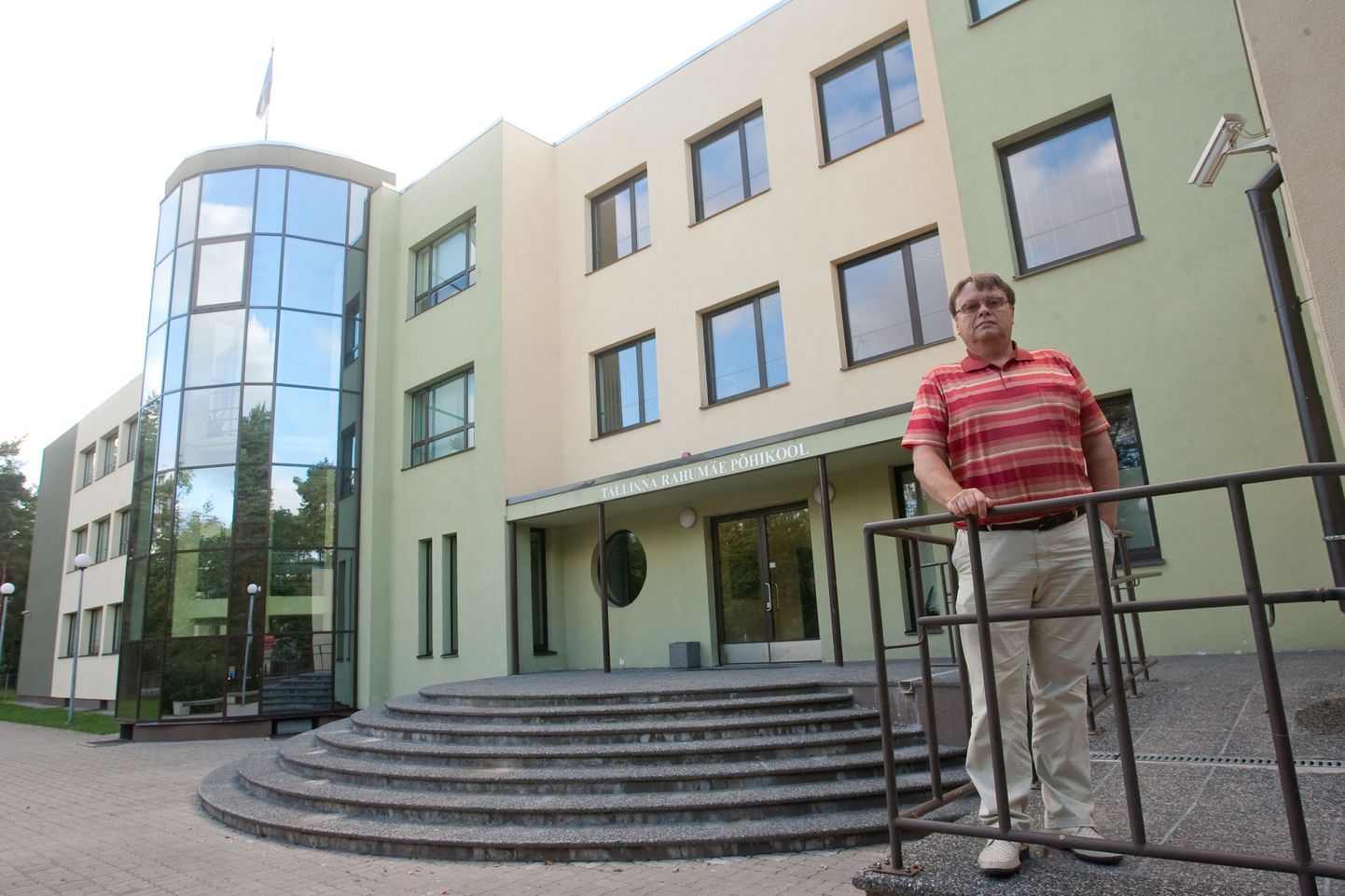 Tallinna Rahumäe põhikooli direktor Matti Martinson oma haridustempli jalamil.