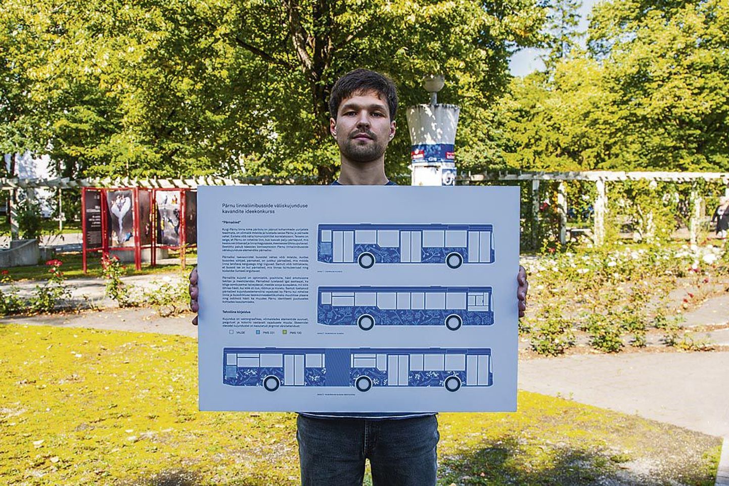 Kunstnik Fred Kotkas näitab, millise kujundusega bussid hakkavad Pärnus järgmisest aastast ringi vurama. Täpsem kujundus selgub alles siis, kui on teada, millised need bussid olema saavad.