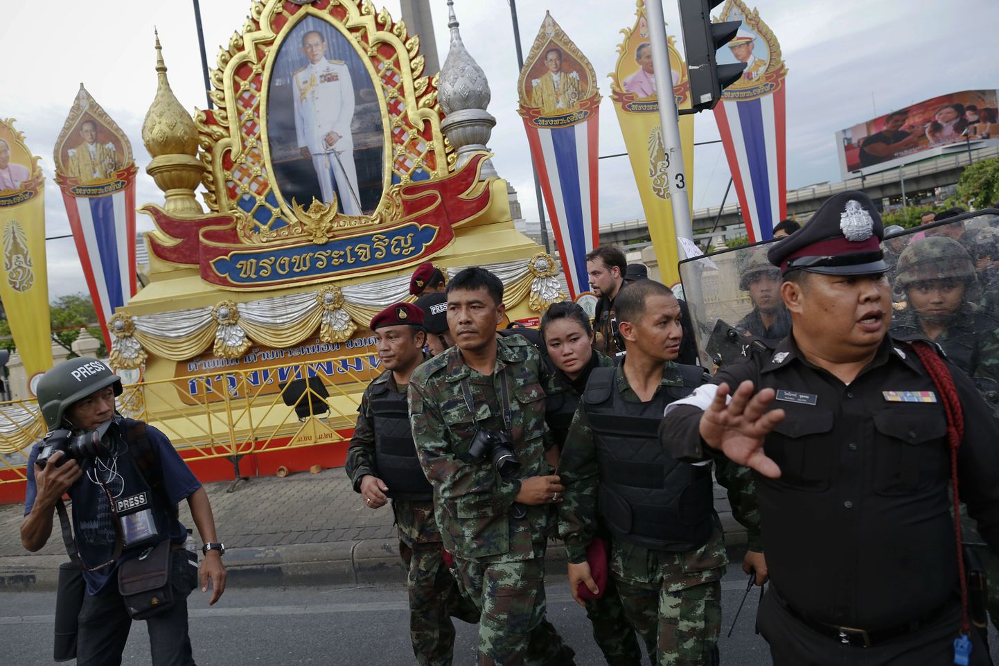 Королевская семья, портреты которой украшают улицы Таиланда, признает роль военных как своеобразного стабилизатора общества.