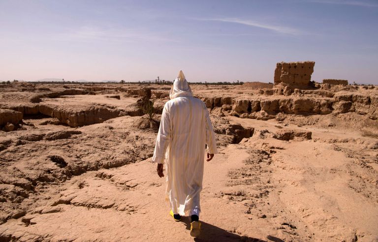 Marokolane jalutamas paigas, kus enne põuda oli oaas