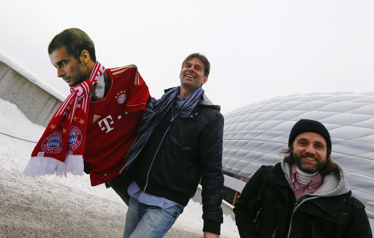 Kaks Hispaania ajakirjanikku on riietanud Pep Guardiola Müncheni Bayerni värvidesse ja seadnud sammud Bayerni kodustaadionile.