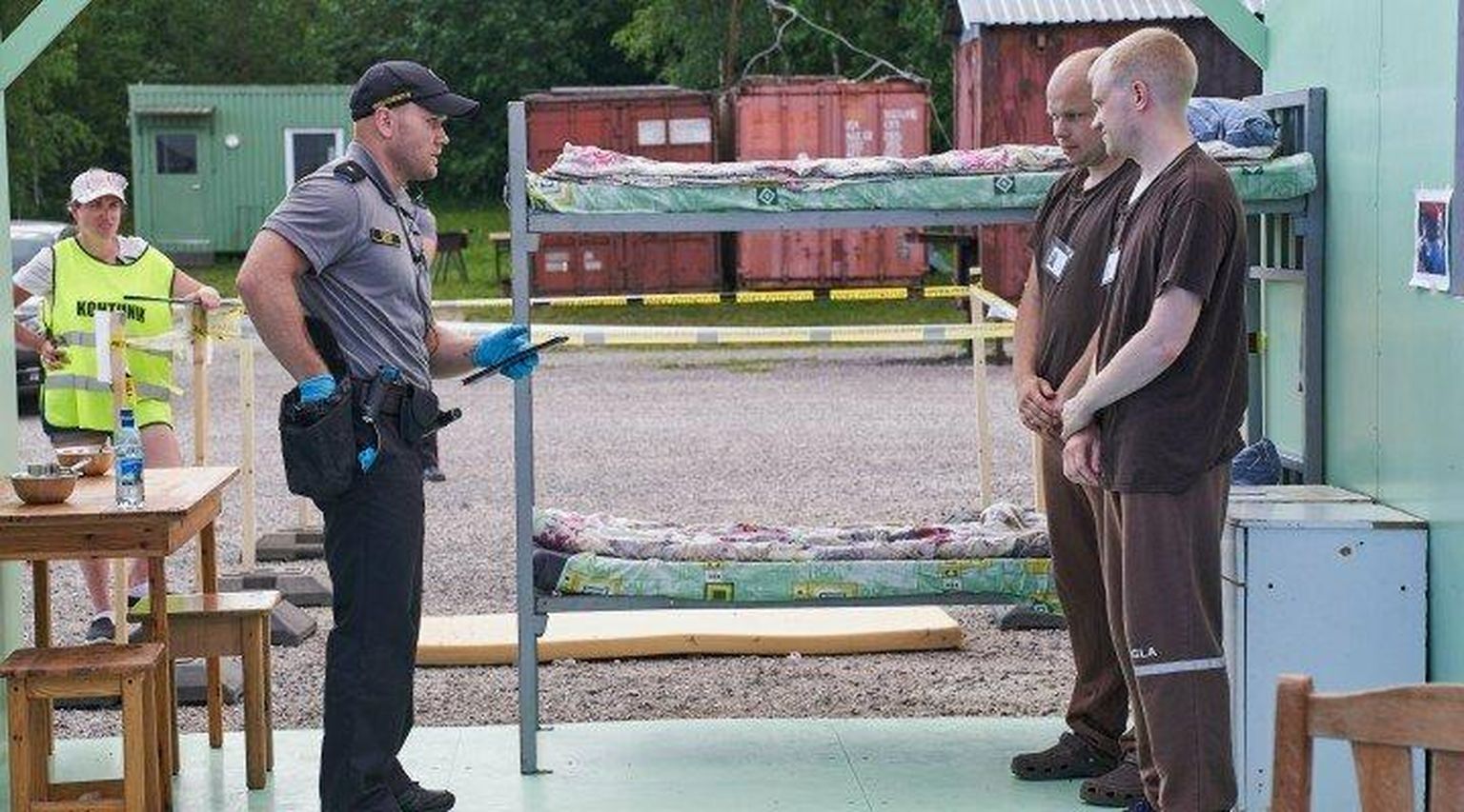 Pruunides särkides mehed mängisid vange, sinist särki kandis katse sooritaja, kollast võistluse kohtunik.
