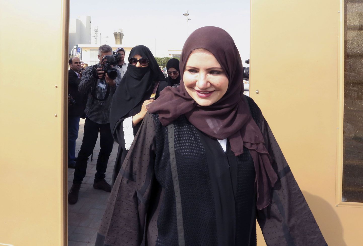 Saudi naine valimisjaoskonnas.