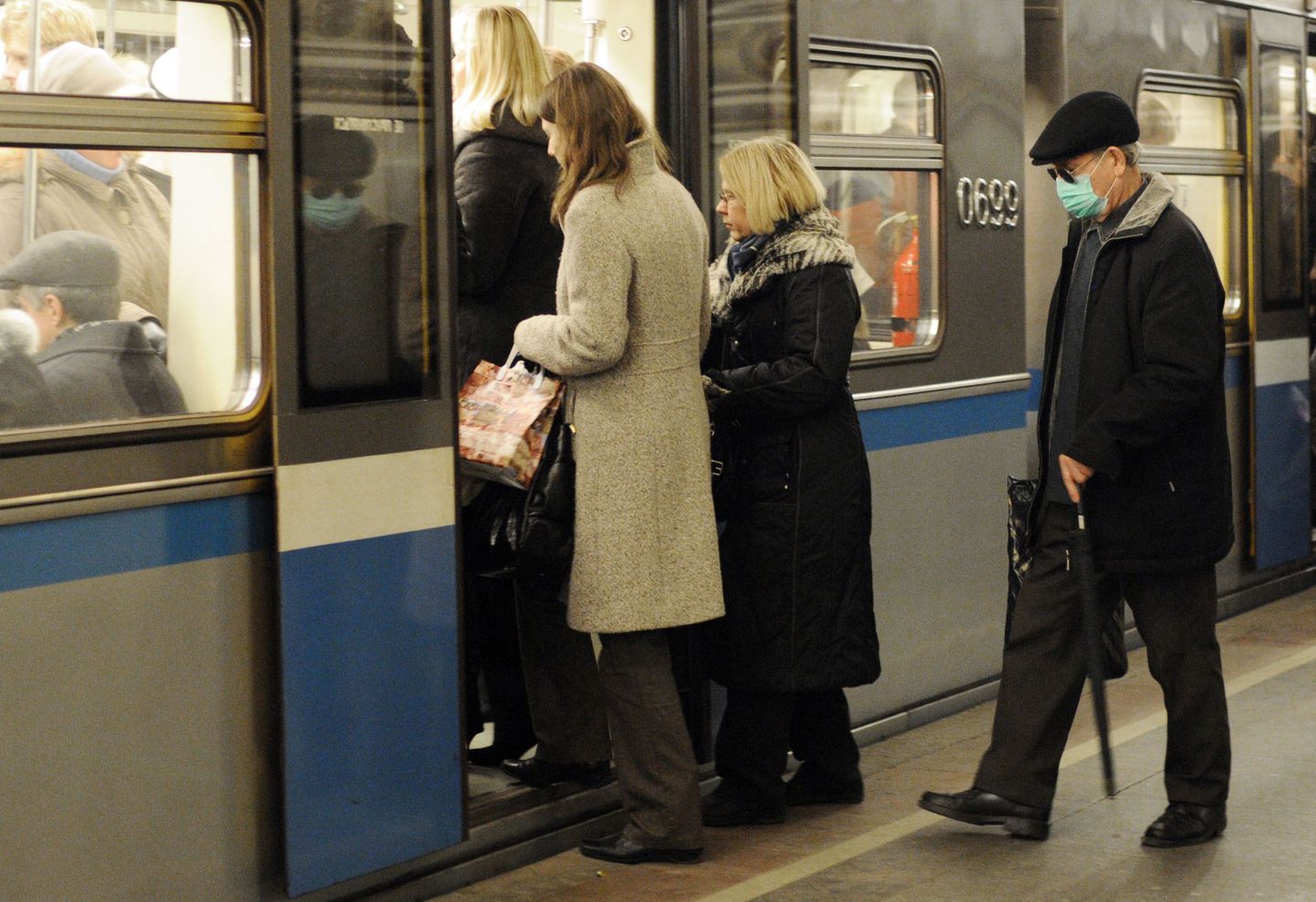 Moskva metroo reisijad rongi sisenemas.