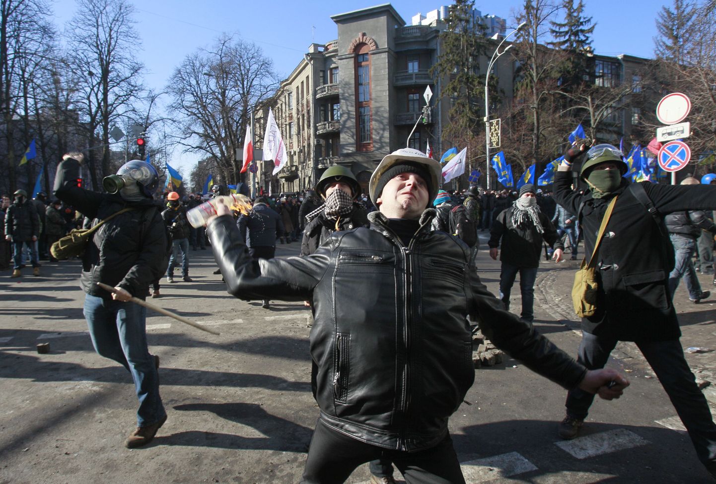 Valitsusvastased meeleavaldajad loobivad käepäraste esemetega sisevägede sõdureid Ukraina ülemraada hoone juures.