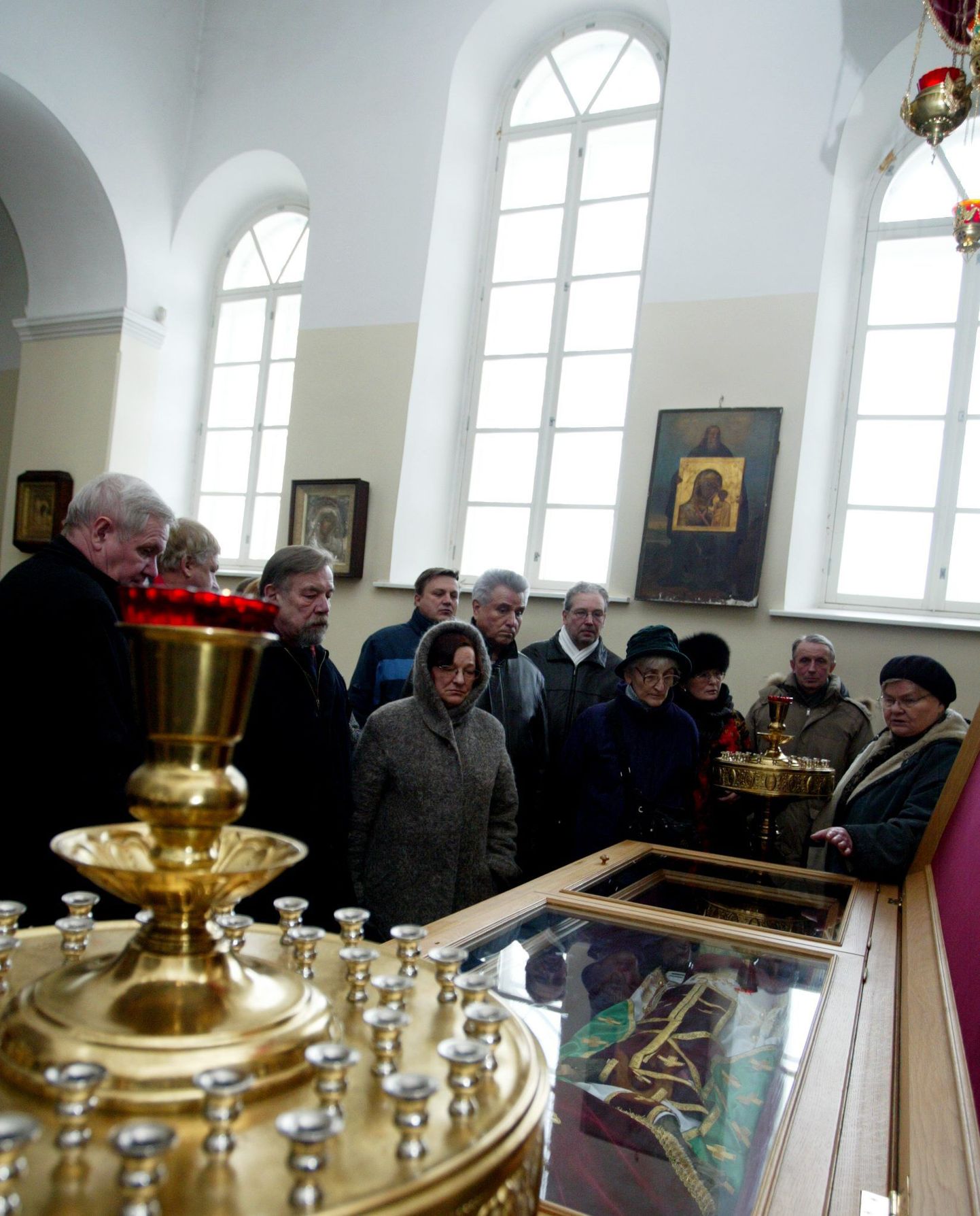 Soomeugrilased külastasid ka pühakuks kuulutatud Sergius Florinski säilmeid Rakvere Jumalaema Sündimise kirikus.