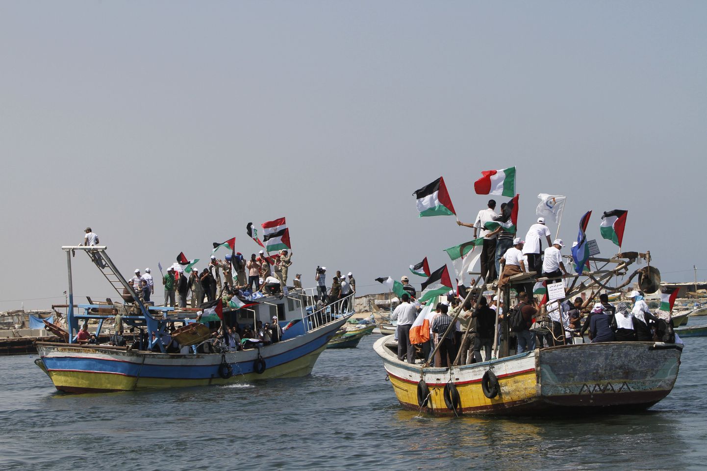 Палестинцы приветствуют "флотилию свободы" 30 мая 2010 года.
