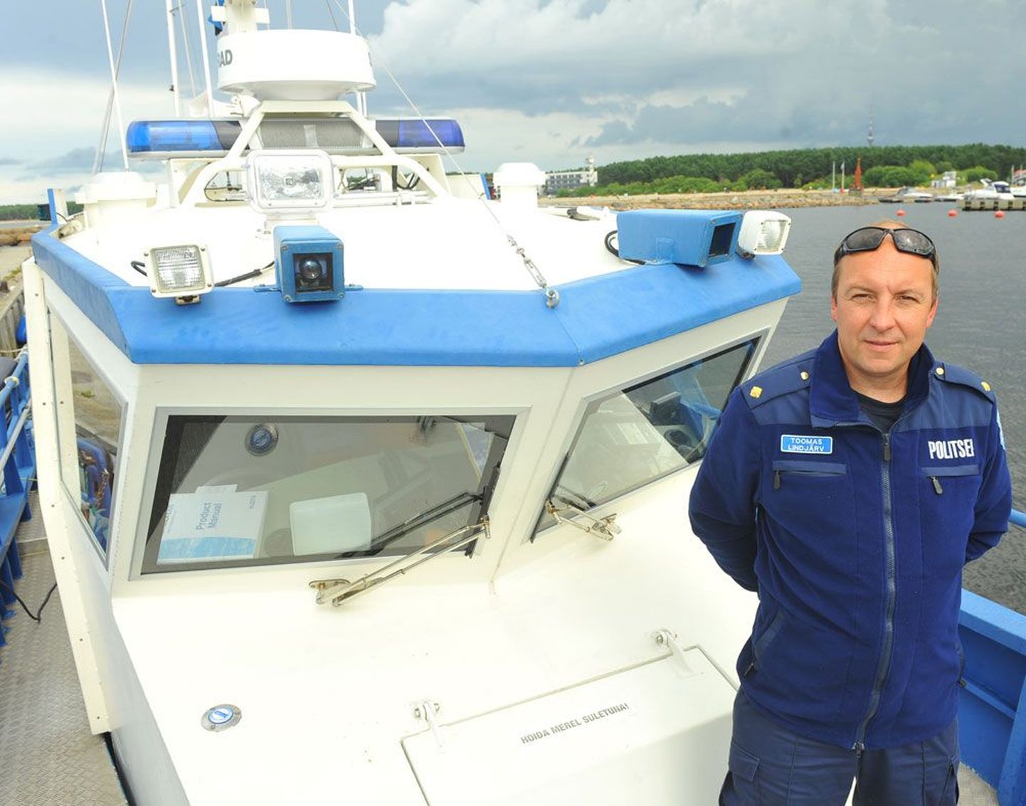 Старший службы надзора за водным движением Пыхьяской префектуры полиции комиссар Тоомас Линдъярв на патрульном катере Merelõvi.