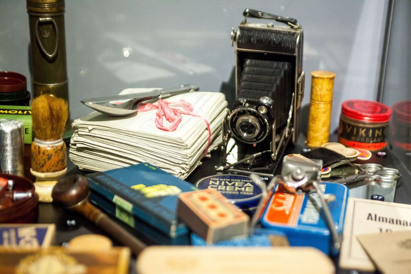 Mitte ainult Lucky Strike’i suitsud ja Coca-Cola pole tänapäevani tuttavad brändid, mida Viimsi näitusel kohtab, vaid vanade kirjade, fotoaparaadi, habemeajamispintsli ja kääride vahelt leiab ka Nivea kreem.