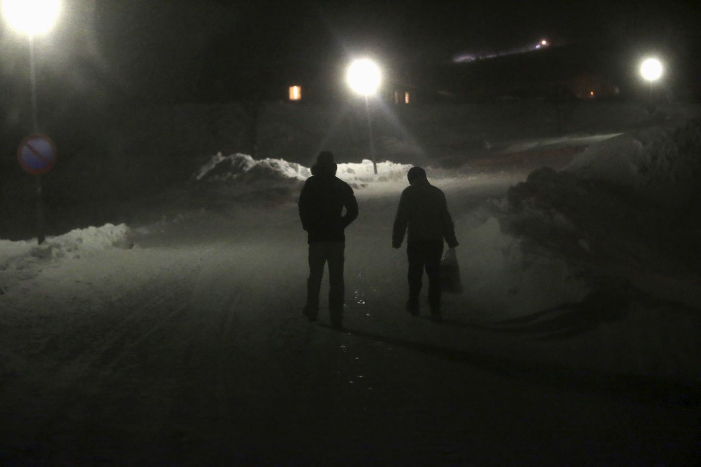 Migrandid jalutamas talvises pimeduses oma ajutisse koju, milleks on pagulaste majutuskeskusena kasutusele võetud Rootsi kõige põhjapoolsem suusakuurort Riksgransenis.