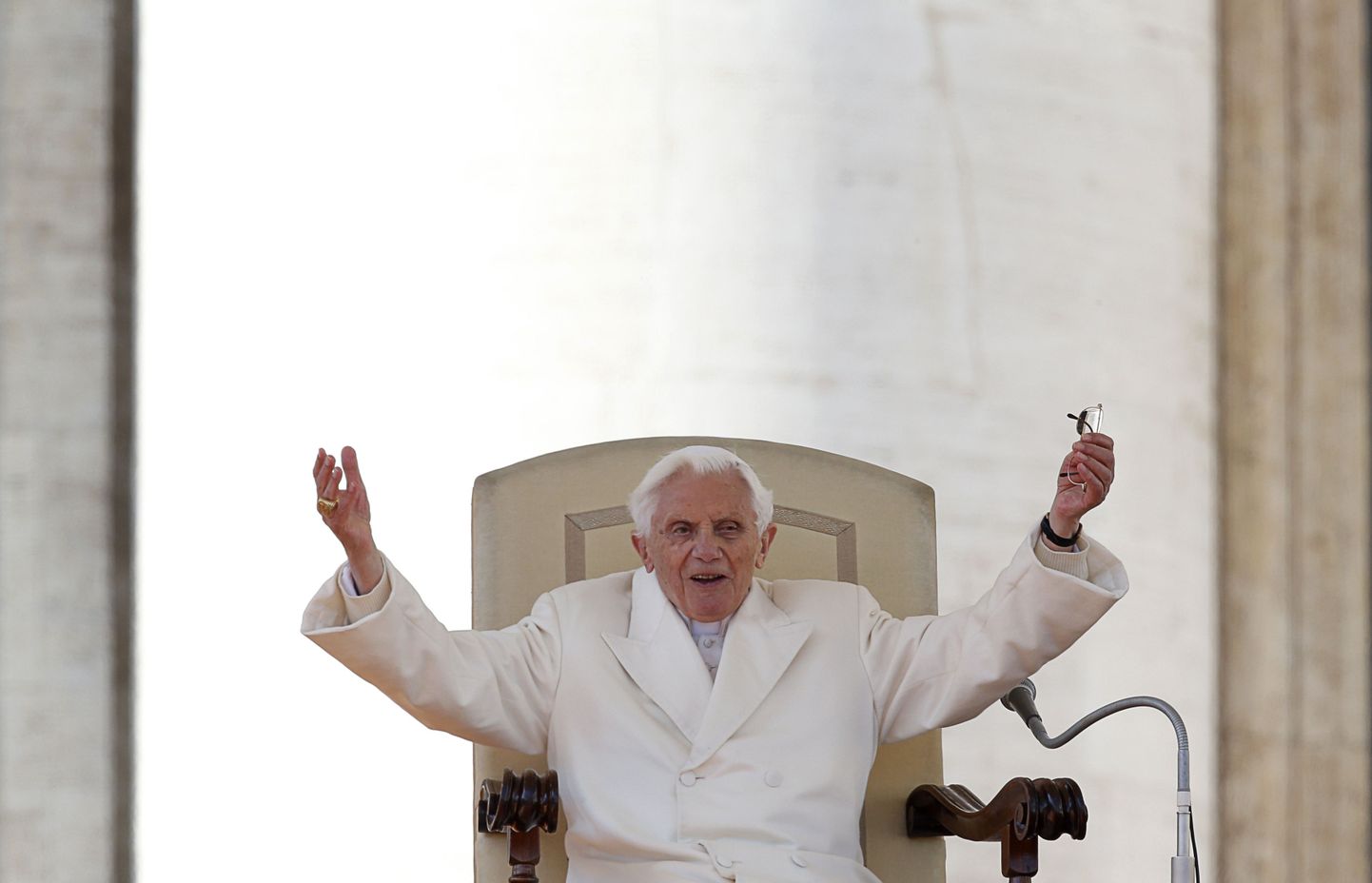 Paavst Benedictus XVI eile Püha Peetruse väljakul oma viimasel üldaudientsil.