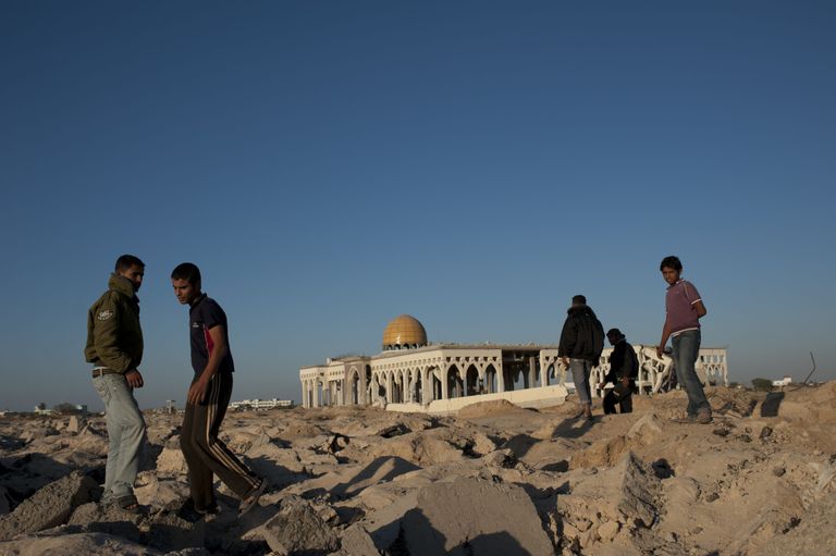 Palestiinlased 2011. aastal purustatud Yasser Arafati-nimelise lennujaama rusude juures. Foto: New York Times/SCANPIX