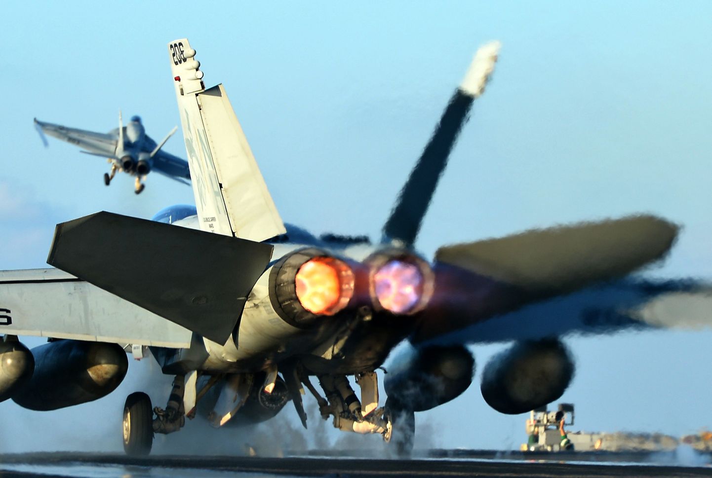 Hävituslennukeid ei saa osta kiiresti, infosõjaks saab aga kärmelt valmistuda. Fotol hävituslennuk F/A-18E Super Hornet.