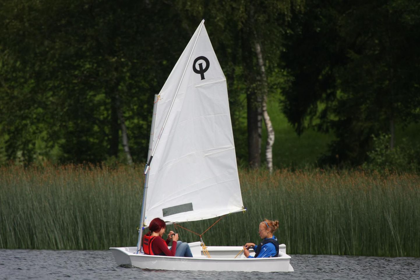 Noored on juba kaks suve Nõuni järvel purjetamist õppinud.