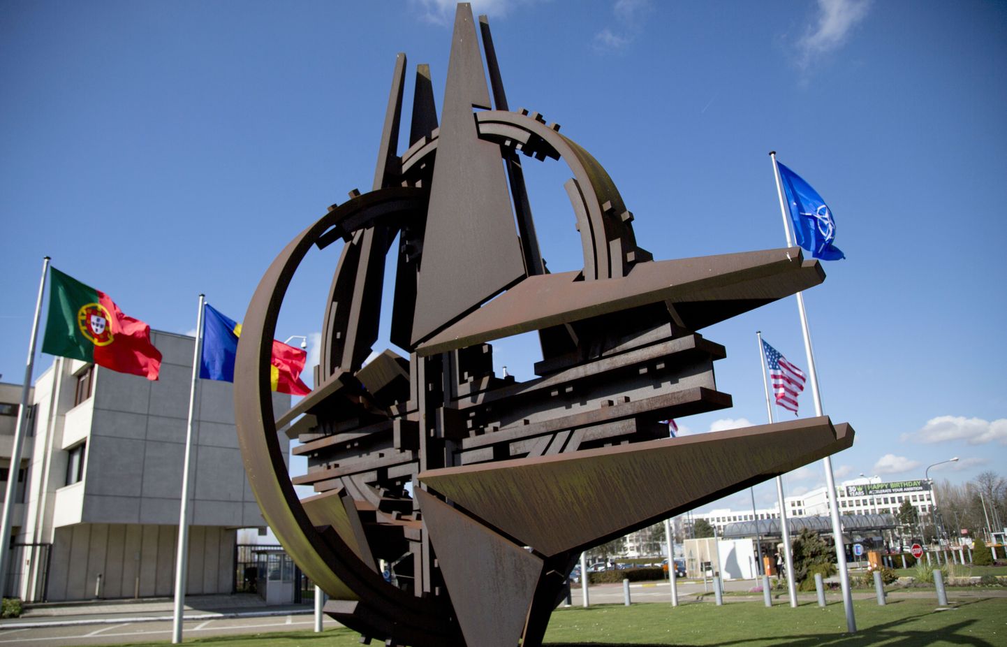 Liikmesriikide lipud ja NATO logo alliansi Brüsseli peakorteri juures.