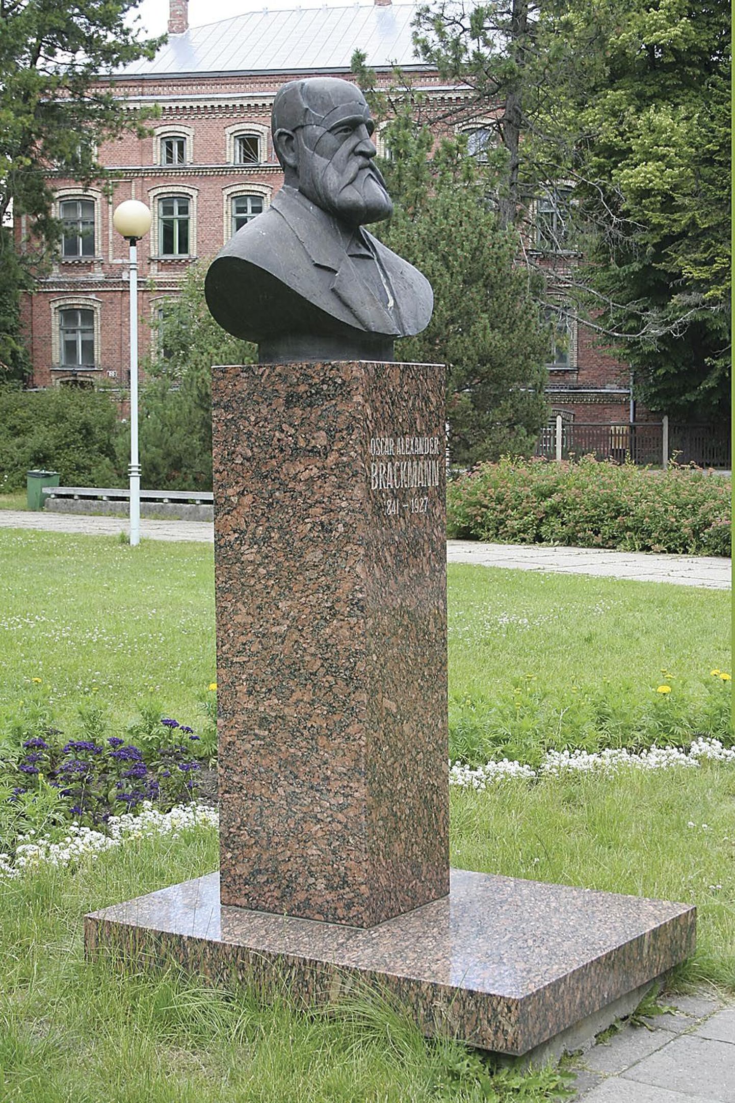 Pärnu legendaarne linnapea, parkide rajaja ja elektrivalgustuse tänavaile tooja Oscar Alexander Brackmann (1991) omanimelises pargis.