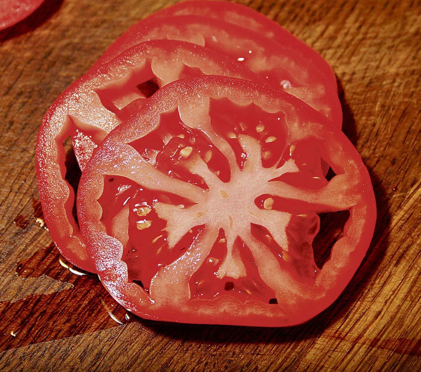 Kel rohkelt tomateid käes, võib neist ise ketšupit teha või ära kuivatada.