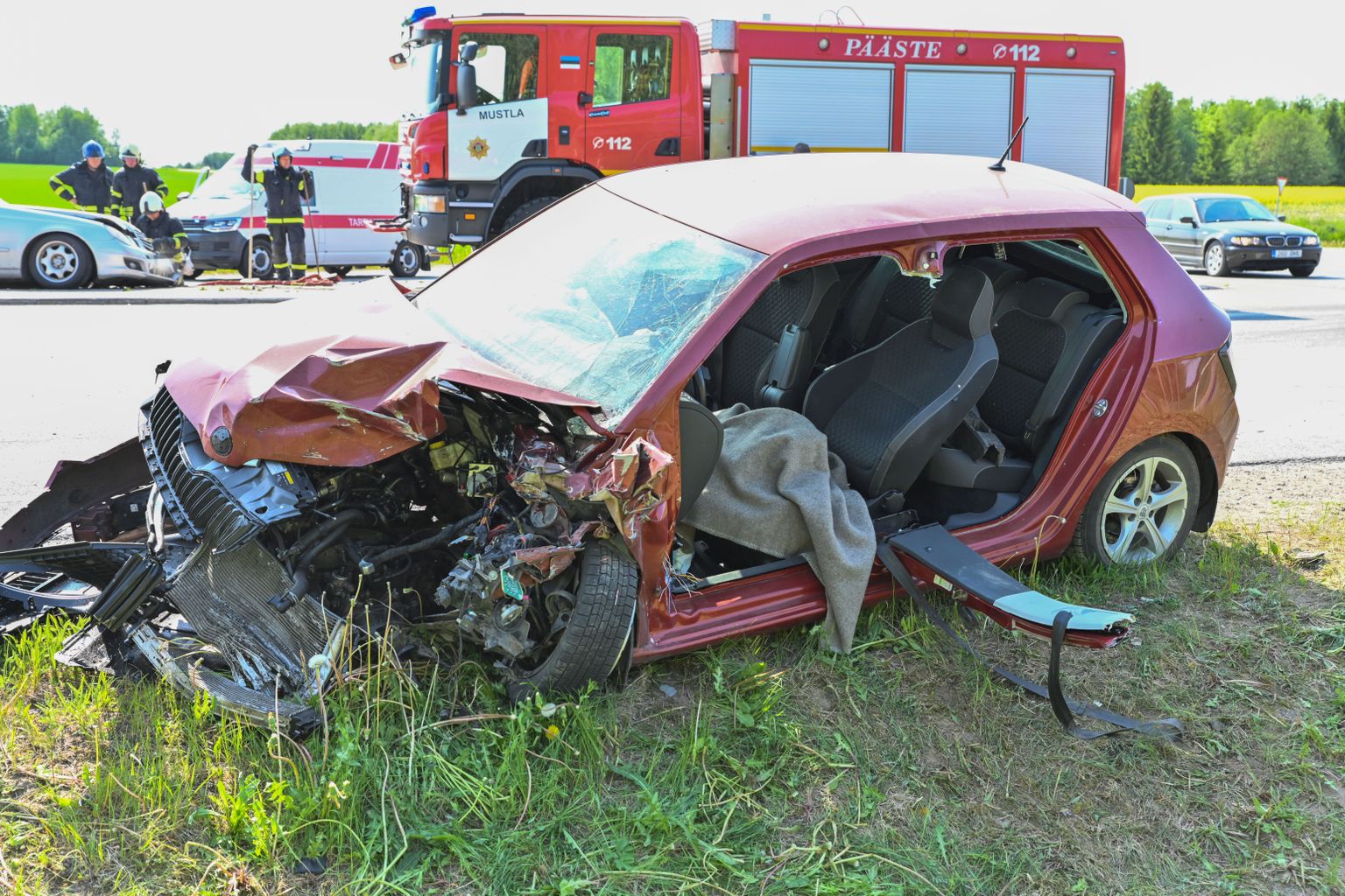 Viljandi ja Rõngu vahelisel maanteel põrkasid kokku kaks autot, üks neist takso.