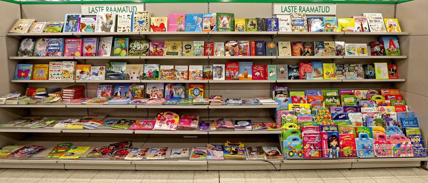 Supermarketi raamaturiiulid on pikad ja värvilised, ent kuna raamatud on sätitud kaanega ostja poole, mahub neid riiulisse palju vähem kui raamatukaupluses. Seetõttu on kauplused raamatute eelvaliku juba ära teinud, pakkudes raamatuid selle järgi, mis parajasti on lugejate seas populaarne. Pildil Sõbra Prisma lasteraamaturiiul.