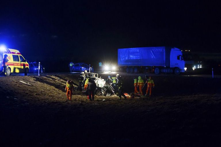 Lääne-Virumaal Tallinna-Narva maanteel Haljala lähistel hukkus 21. märtsi õhtul veoki ja sõiduauto kokkupõrkes kaks meest. Foto: