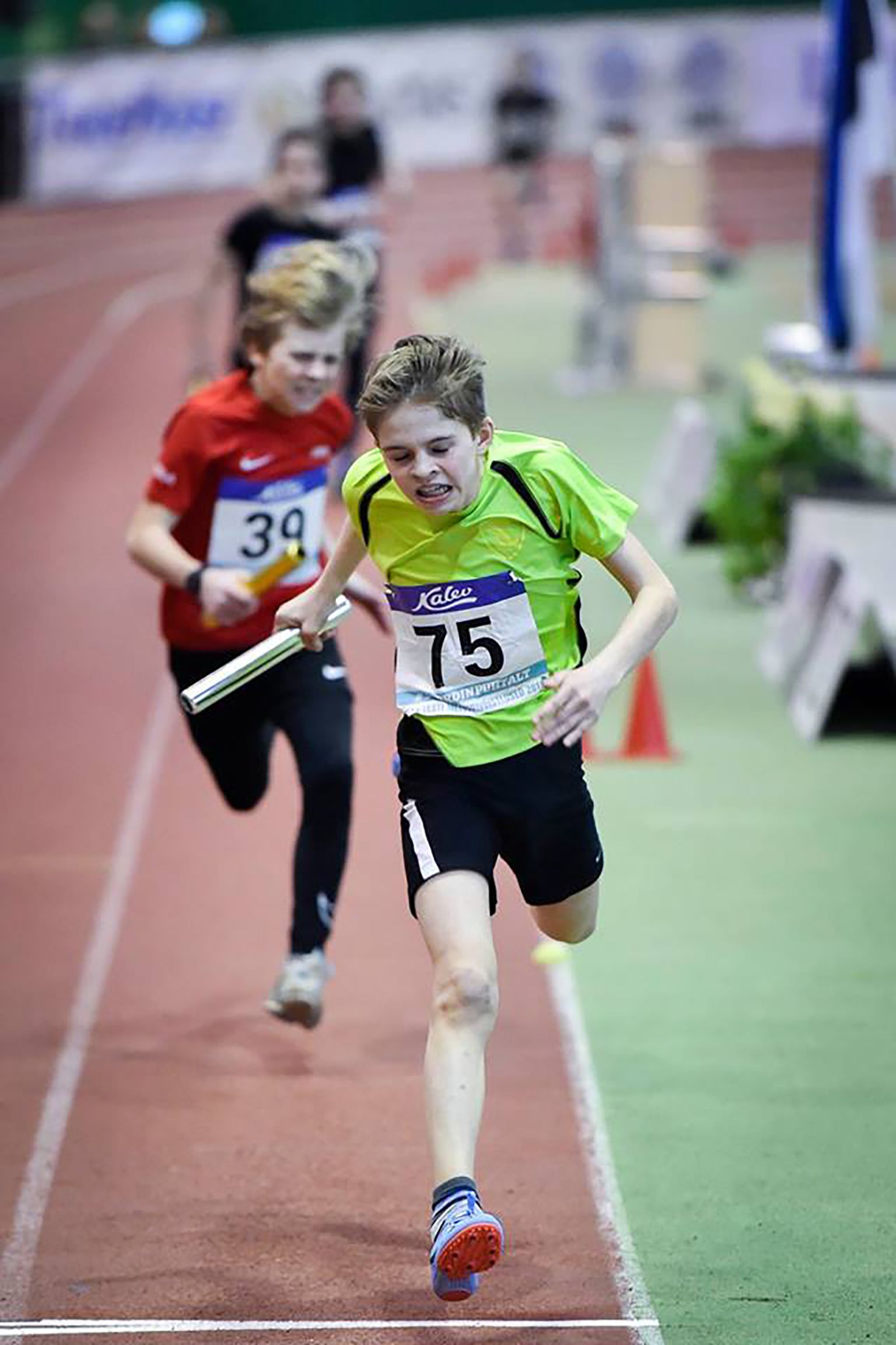 Kergejõustikuklubi Järvala ankrumees Andreas Kase toob 4x200 meetri jooksu teateneliku finaali esimeses jooksus liidrina üle lõpujoone. Paraku oli teine finaaljooks kiirem ja kõik medalid napsati Järvala poiste eest ära.
